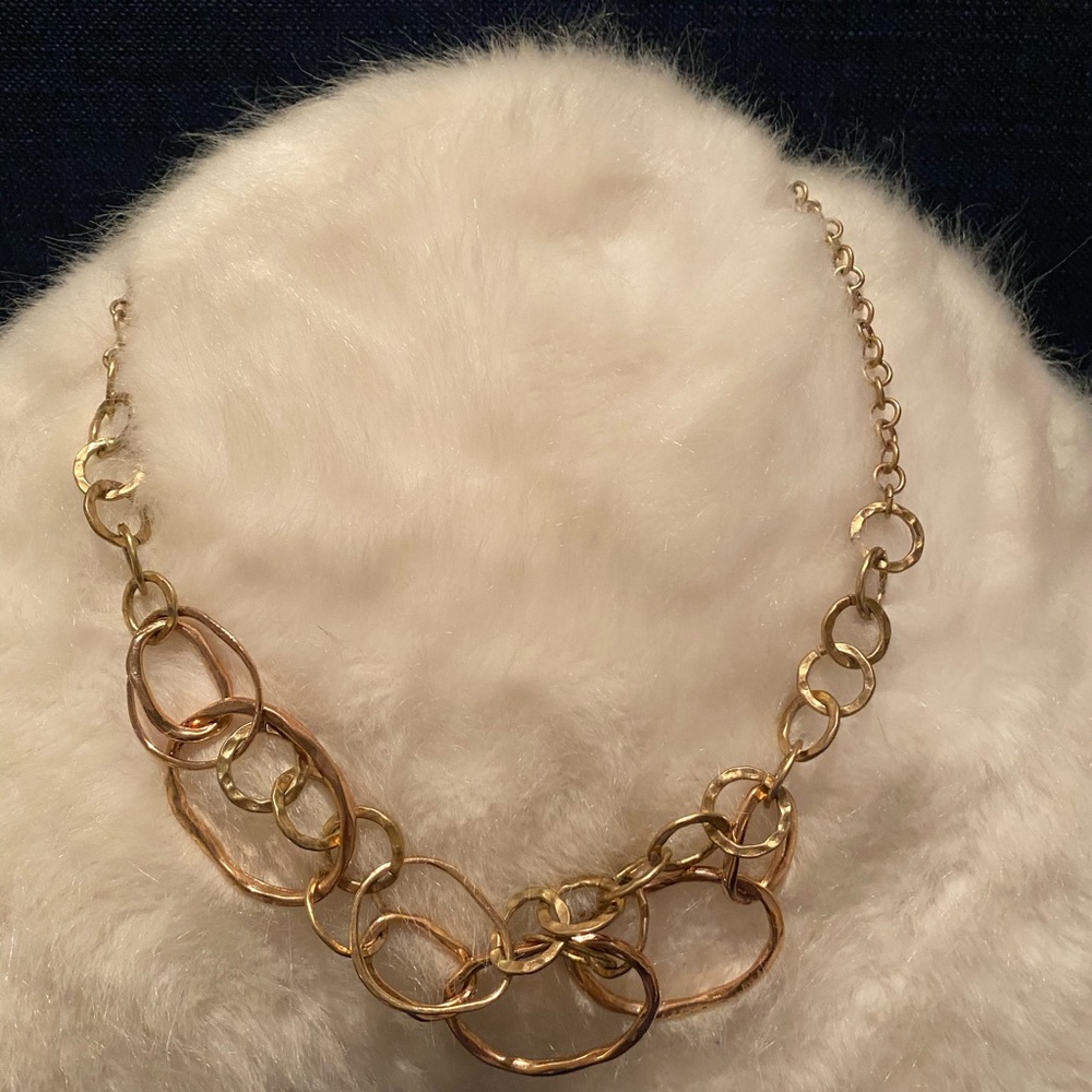 Great fun gold necklace with circulars rings. - Picture 6 of 11